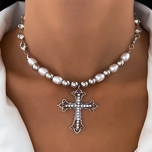 ⚜️𝟯𝟬%𝗢𝗙𝗙 𝗯𝘂𝗻𝗱𝗹𝗲𝘀 𝟯+⚜️ NEW Large Cross Pearl & Rhinestone Necklace
